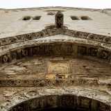 ...accoglie cammelli cavalacati da scimmie, uomini nudi, grappoli d�uva...